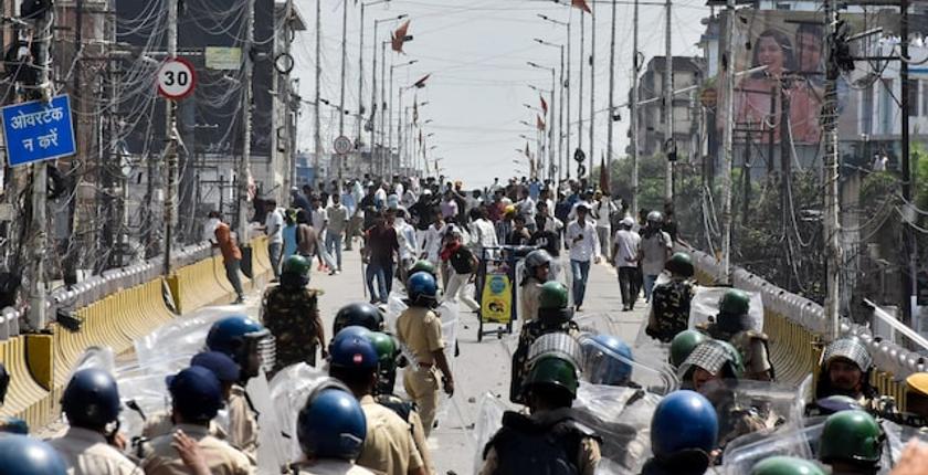 India suspende a oficial de policía tras el disparo de un rifle durante la represión de protestas estudiantiles