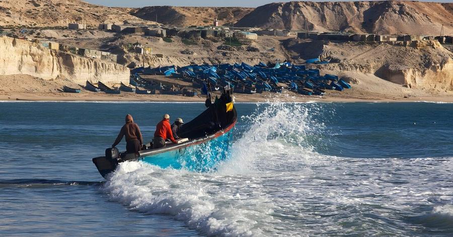 إنقاذ 16 بحارا قبالة سواحل الداخلة