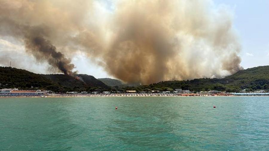 意大利普利亚地区超过400人因野火被海上疏散