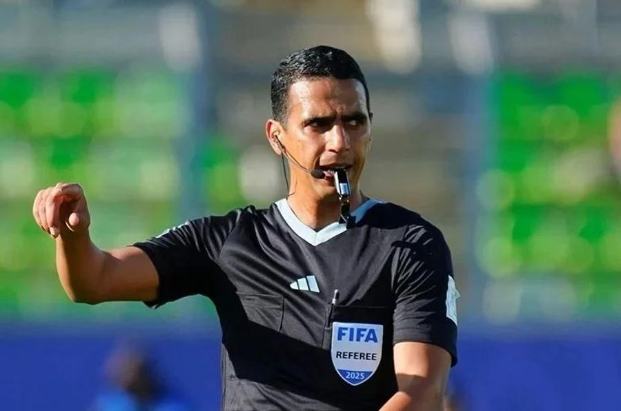 حكمان مغربيان ضمن طاقم تحكيم مواجهة المكسيك وإنجلترا