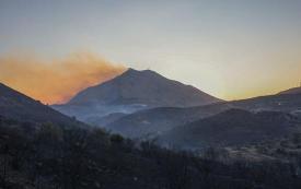 Los incendios forestales en Creta obligan a evacuar a 8,000 personas mientras las llamas amenazan un complejo turístico