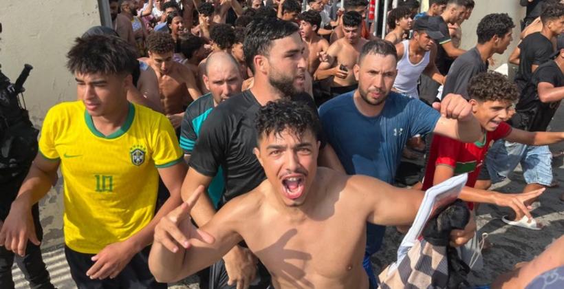 Yüzlerce göçmen, Ceuta'da sınır baskısının artmasıyla güvenlik kontrollerini aştı