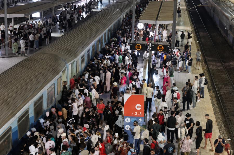 بسبب الهجرة.. مئات المسافرين عالقون في محطة قطار القنيطرة حتى ساعات متأخرة