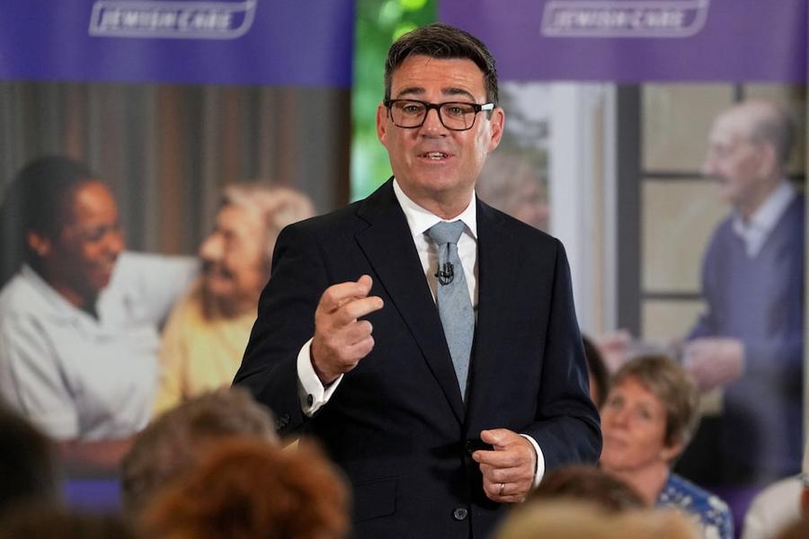 英国首相安迪·伯纳姆承诺尊重社会护理资金改革中的税收承诺