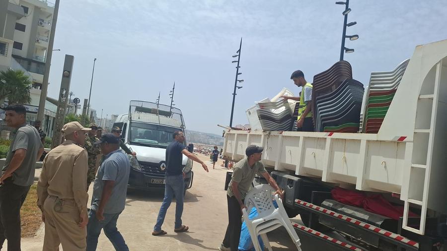 حملة واسعة لتحرير الشاطئ من الاستغلال العشوائي بطنجة