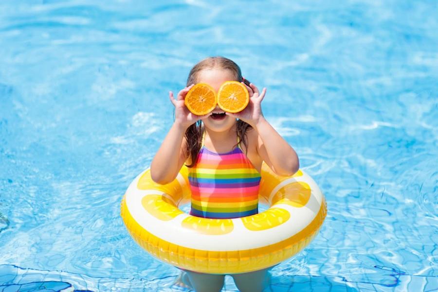 Maillot de bain : une couleur bien choisie peut améliorer la sécurité des enfants