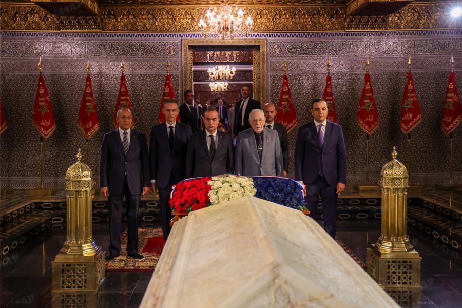 Sébastien Lecornu rend hommage aux regrettés Souverains au mausolée Mohammed V à Rabat