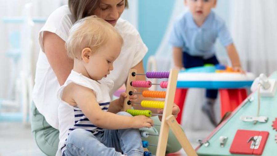 צרפת פועלת נגד Nounou-top.fr על טענות להטעיה בשירותי טיפול בילדים