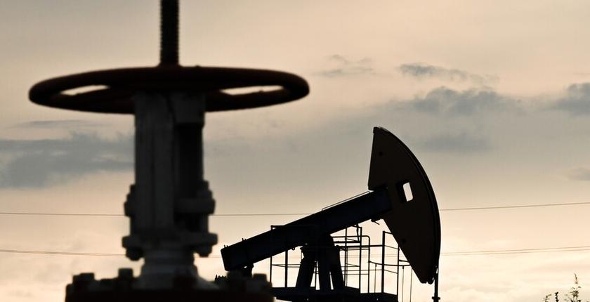 Oil prices climb as renewed Strait of Hormuz disruptions fuel supply concerns