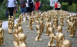 Salzburgo celebra a Mozart con cientos de mini esculturas doradas en toda la ciudad histórica