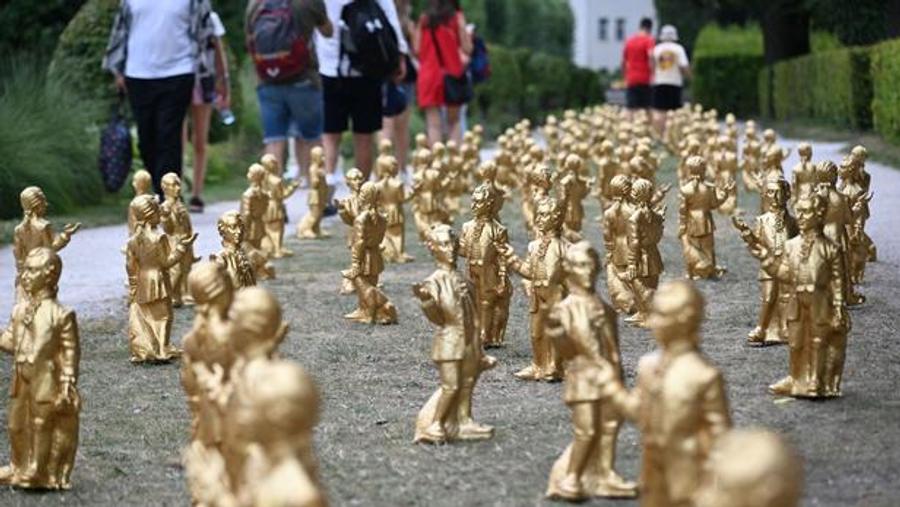 萨尔茨堡以数百个金色迷你雕塑庆祝莫扎特