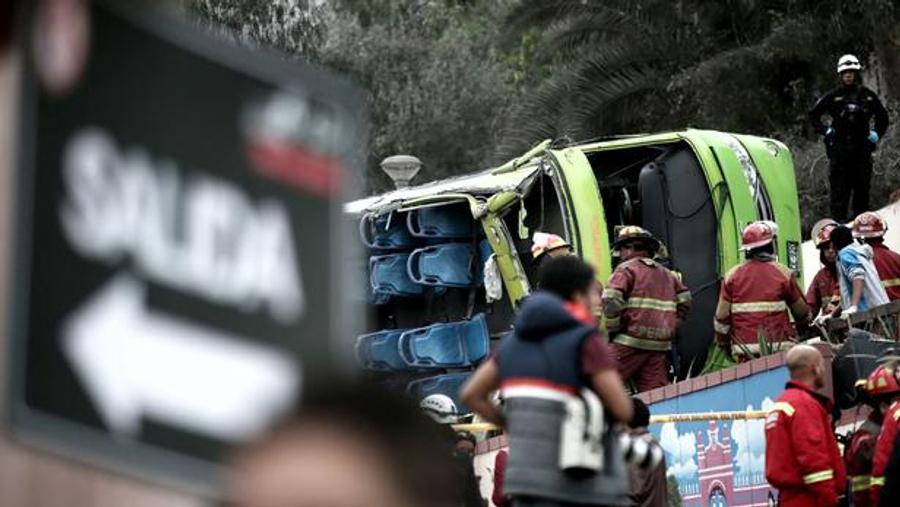 Verkeersongeval in Peru eist minstens 14 levens na val in ravijn