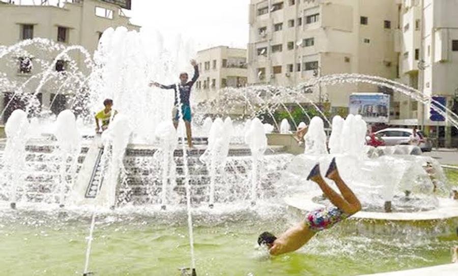 موجة الحر تدفع أطفال فاس إلى"العوم" في نافورات الشوارع