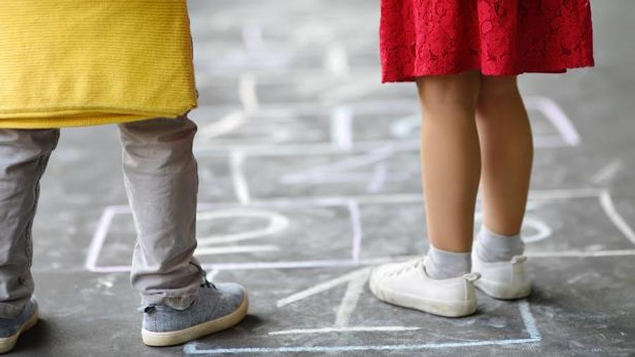 Un tribunal de París absuelve a un líder de actividades escolares de cargos de abuso sexual infantil, pero lo condena por acoso sexual en el lugar de trabajo