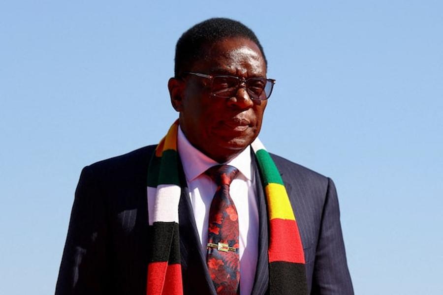 Mnangagwa do Zimbabwe estende presidência até 2030 após assinar lei de emenda constitucional