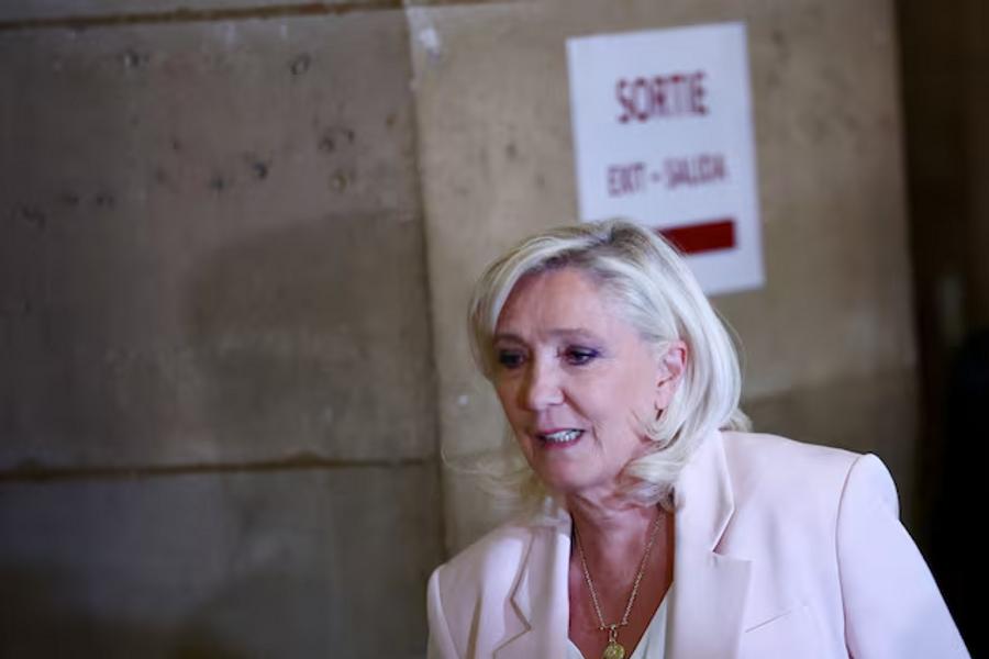 Tribunal francês reduz a proibição eleitoral de Marine Le Pen, mas impõe monitoramento eletrônico