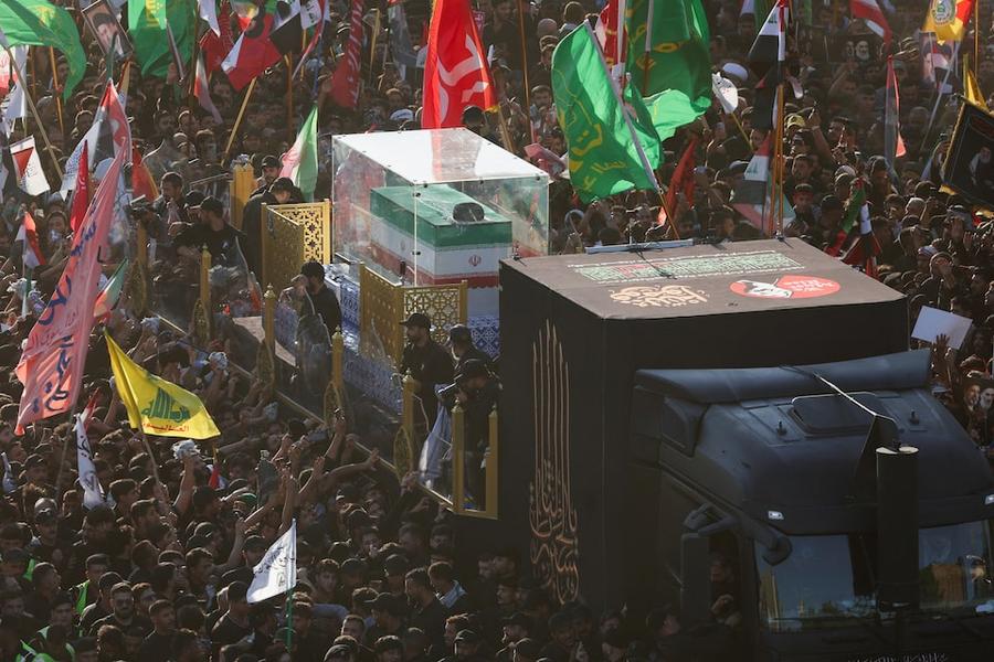 Miles se unen a la procesión fúnebre por el Ayatollah Ali Khamenei mientras el cortejo ingresa a Irak