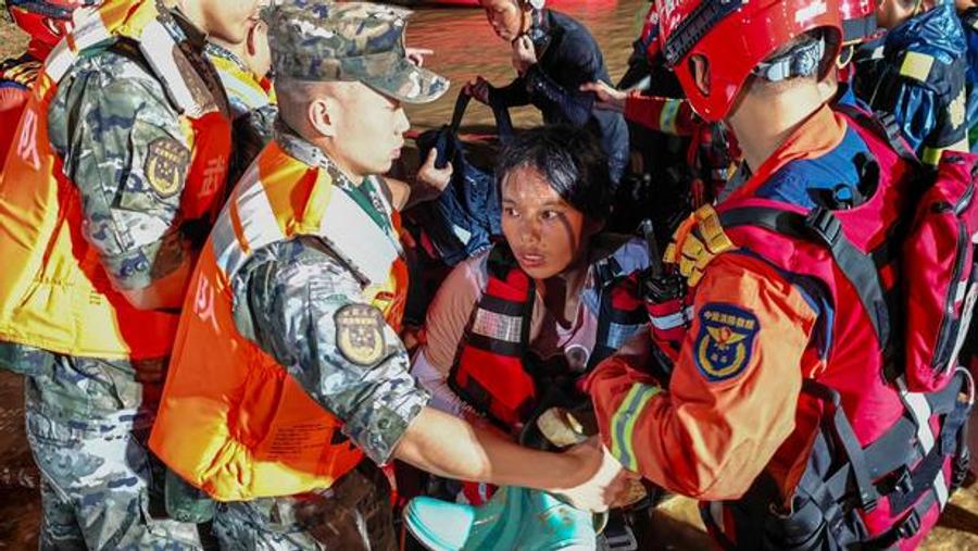 Inundações severas forçam evacuação de 130.000 pessoas no sul da China após o Tufão Maysak