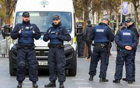 Polícia da Irlanda do Norte prende homem por boneco de mesquita colocado em cima de fogueira lealista