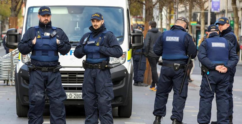 La polizia dell'Irlanda del Nord arresta un uomo per un'effigie di moschea posizionata sopra un falò lealista