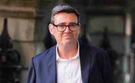 İngiltere'nin beklenen başbakanı Andy Burnham, küresel tehditlere yanıt olarak savunma yenilenmesini taahhüt etti