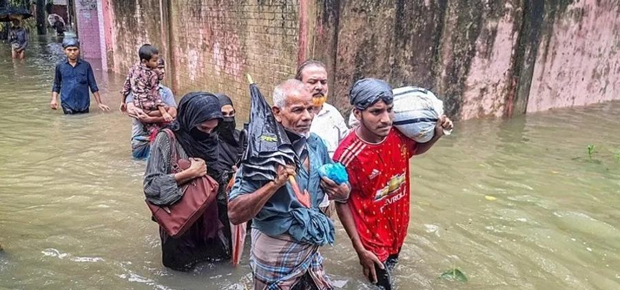 孟加拉国季风洪水造成50人死亡，滑坡和上涨的水位使数千人流离失所
