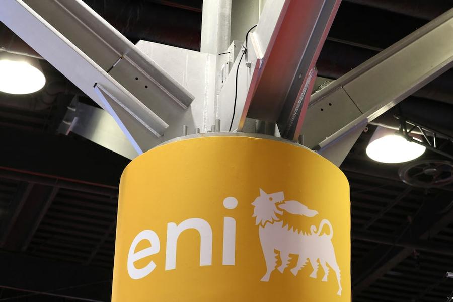 Eni advierte que el mercado del petróleo podría romper el rango de precios actual a principios de 2027 en medio de tensiones en Oriente Medio