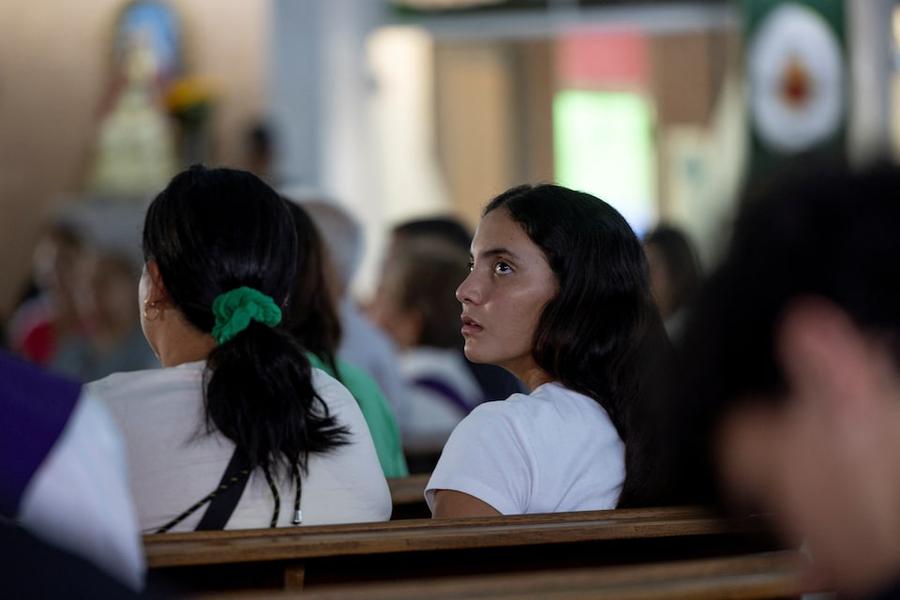 Sobreviviente del terremoto en Venezuela recuerda a sus amigos perdidos tras el mortal desastre de La Guaira