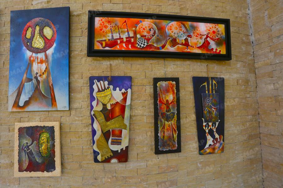 El artista marroquí Ahmed Amine Cherradi presenta una nueva exposición en Marrakech celebrando la mitología y la identidad cultural