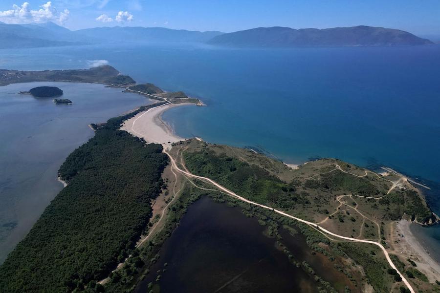 El acuerdo de tierras para el resort en Albania enfrenta un nuevo escrutinio en medio de acusaciones de falsificación