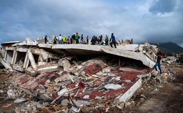 After Venezuela earthquakes, citizens lead rescue efforts amid military aid allegations