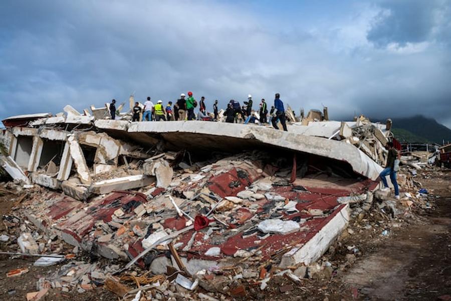 After Venezuela earthquakes, citizens lead rescue efforts amid military aid allegations