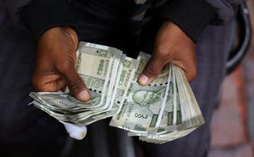 ה rupee ההודי צפוי להישאר חלש למרות צעדי RBI להגביר את זרימת הדולרים