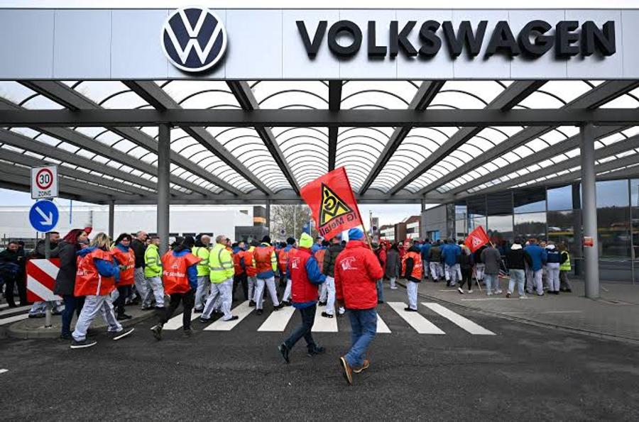 Allemagne : Les salariés de Volkswagen se mobilisent contre les projets de transformation du groupe