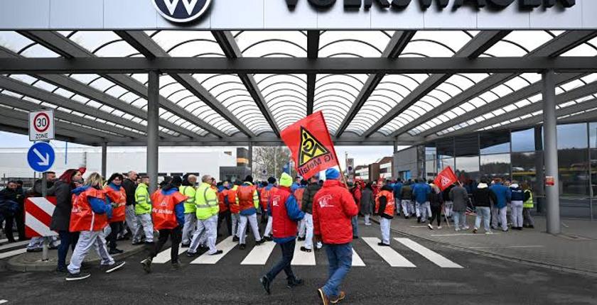 Allemagne : Les salariés de Volkswagen se mobilisent contre les projets de transformation du groupe