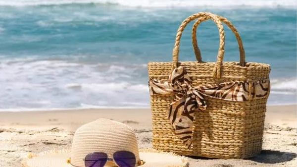 Le panier en raphia signe son grand retour parmi les indispensables de l'été