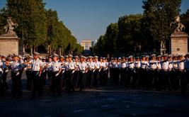 Die Militärparade zum Bastille-Tag 2026 in Frankreich zeigt rekordverdächtige Streitkräfte und starke Unterstützung für die Ukraine