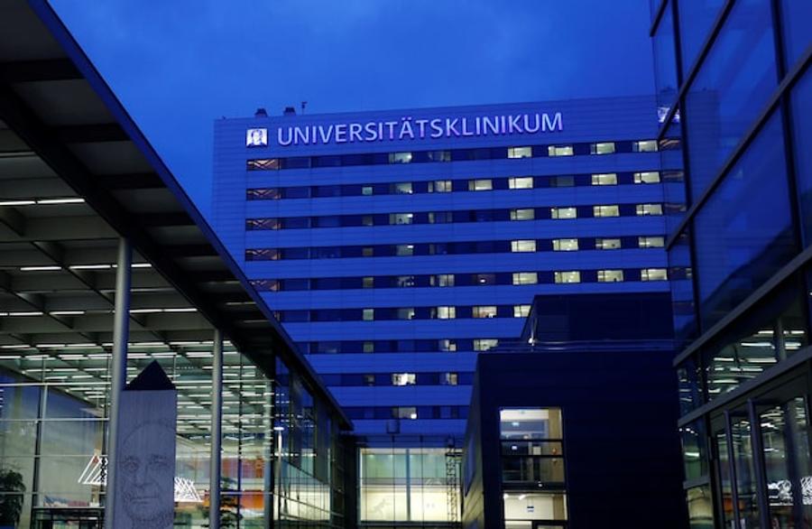 Paziente statunitense infettato in Congo trasferito in ospedale specializzato in Germania