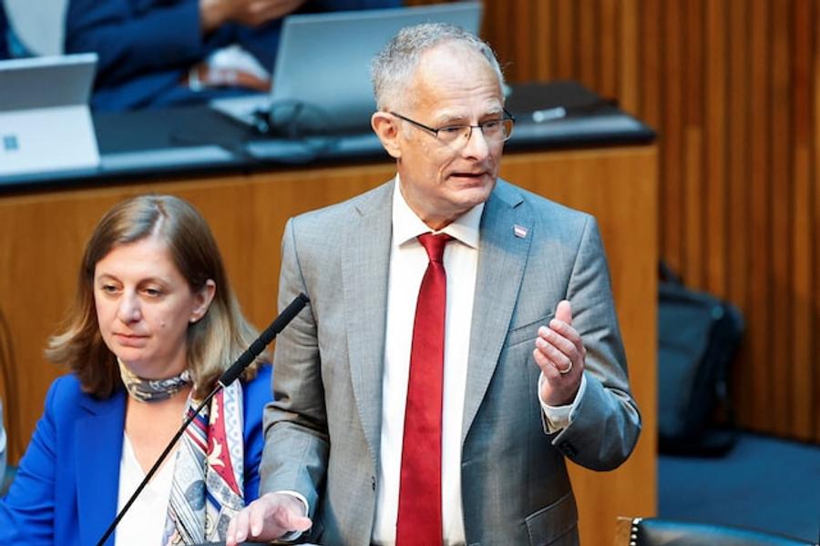 שר האוצר האוסטרי מרקוס מרטרבאואר מתחיל טיפול בסרטן תוך שמירה על תפקידו
