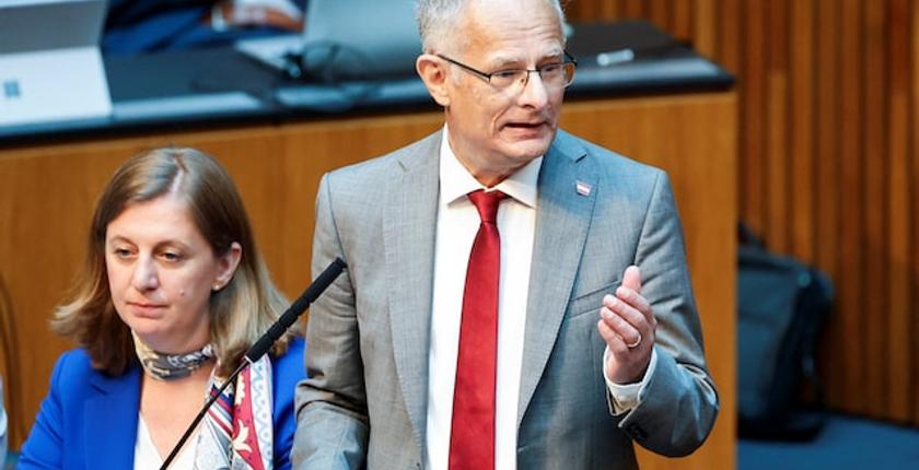 Österreichs Finanzminister Markus Marterbauer beginnt Krebsbehandlung und bleibt im Amt