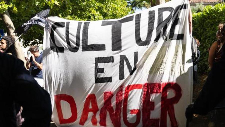Avignon Festival artists urge Macron to reverse performing arts budget cuts