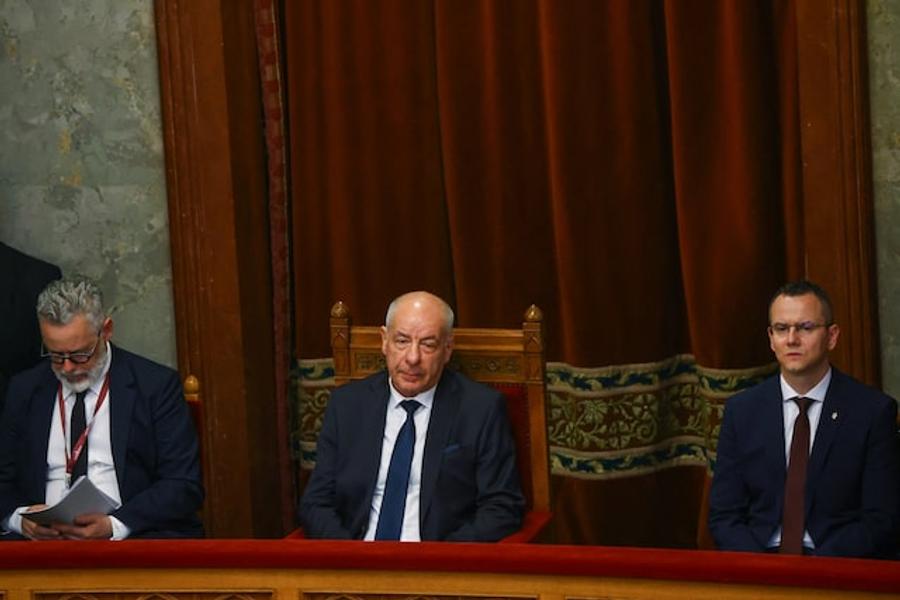 匈牙利议会将根据彼得·马加尔的宪法改革罢免总统塔马什·苏利约克