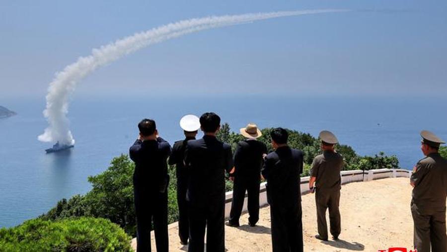 金正恩监督朝鲜新型海军武器测试，准备启用驱逐舰