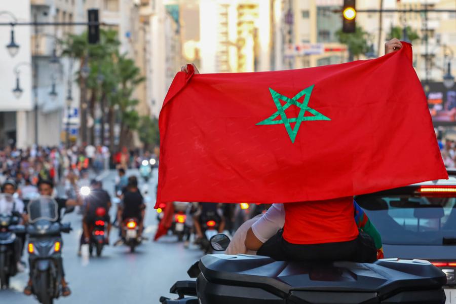 سفارة المغرب بباريس تدخل على خط تمزيق العلم المغربي