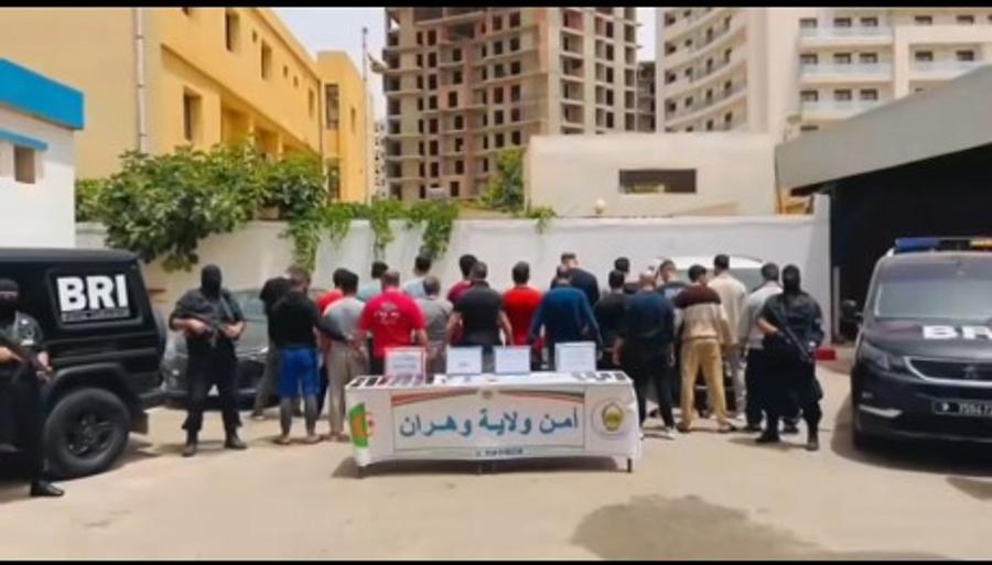 الجزائر تعتقل 18 مغربيا
