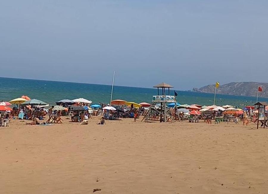 احتلال شواطئ الجديدة وسيدي بوزيد بالمظلات يعيد الجدل حول استغلال الملك العمومي