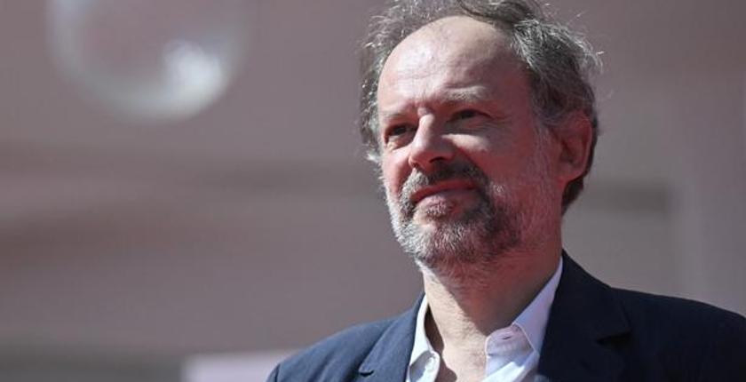 Ator francês Denis Podalydès entra com ação legal contra criador de deepfakes de voz gerados por IA no YouTube