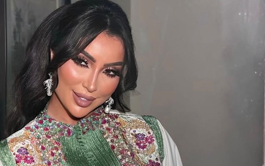 دنيا بطمة تقطر الشمع على أحد الفنانين