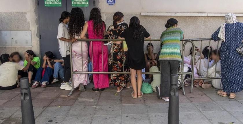 إسبانيا تبدأ نقل 500 قاصر من سبتة إلى أراضيها وترفض إعادتهم إلى المغرب