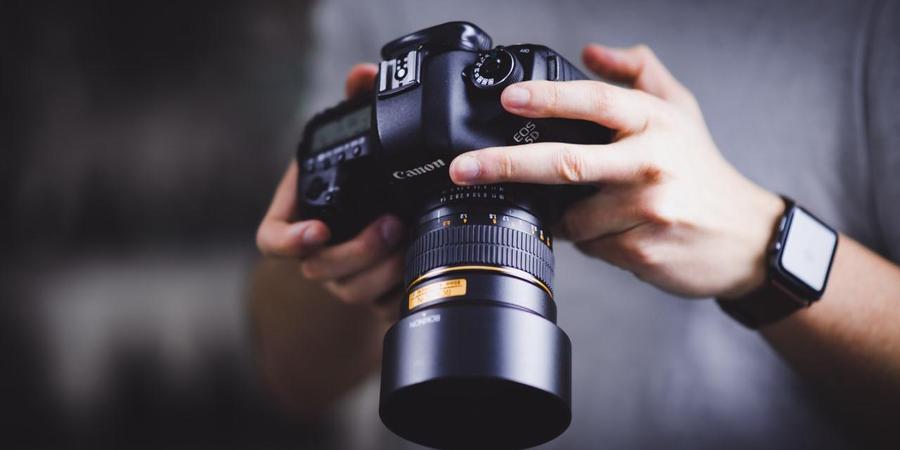بعد شكايات حول رداءة الصور.. مهنيون يطالبون بتنظيم مهنة التصوير وحمايتها